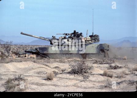 Fort Irwin, CA. USA. Mai 1991. Das Fort Irwin National Training Center (Fort Irwin NTC) ist ein wichtiges Trainingsgebiet für das US-Militär in der Mojave-Wüste im Norden des San Bernardino County, Kalifornien. Fort Irwin liegt auf einer durchschnittlichen Höhe von 2.454 ft (748 m) und liegt 37 mi (60 km) nordöstlich von Barstow in den Calico Mountains. Das National Training Center ist Teil des US Army Forces Command (FORSCOM). Die gegnerische Streitmacht im National Training Center ist das 11. Gepanzerte Kavallerie-Regiment, die Blackhorse Cavalry, die auf der Basis stationiert sind, um eine gegnerische Streitmacht zu bilden Stockfoto