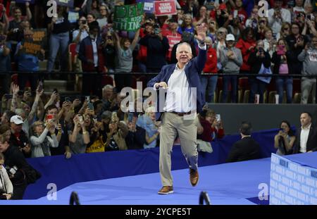 22. Oktober 2024: Der nominierte Vizepräsident TIM WALZ, Gouverneur von Minnesota, in Madison, Wisconsin, tritt an diesem ersten Tag der frühen Abstimmung auf die Bühne des Veteran's Memorial Coliseum, Alliant Energy Center. (Kreditbild: © Pat A. Robinson/ZUMA Press Wire) NUR REDAKTIONELLE VERWENDUNG! Nicht für kommerzielle ZWECKE! Stockfoto