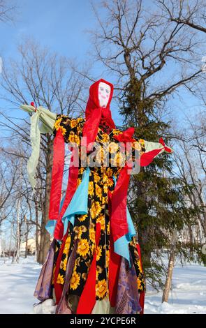 RUSSLAND, SAMARA - 2. März 2014: Fastnacht in Russland. Große Puppe für die Verbrennung. Maslenitsa oder Pfannkuchenwoche ist der slawische Feiertag, der bis dahin zurückreicht Stockfoto