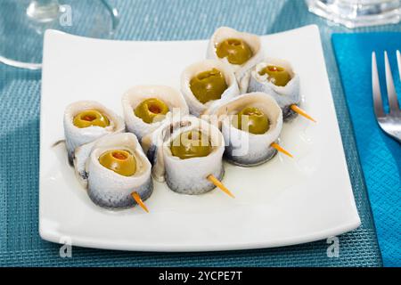 Lecker Hering Brötchen mit Oliven Stockfoto