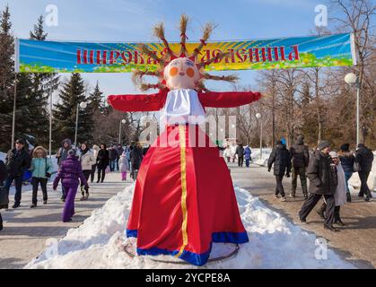 RUSSLAND, SAMARA - 2. März 2014: Fastnacht in Russland. Große Puppe für die Verbrennung. Maslenitsa oder Pfannkuchenwoche ist der slawische Feiertag, der bis dahin zurückreicht Stockfoto