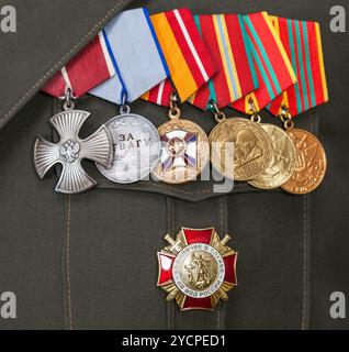 Verschiedene Auszeichnungen und Medaillen für die russische Armee un Stockfoto