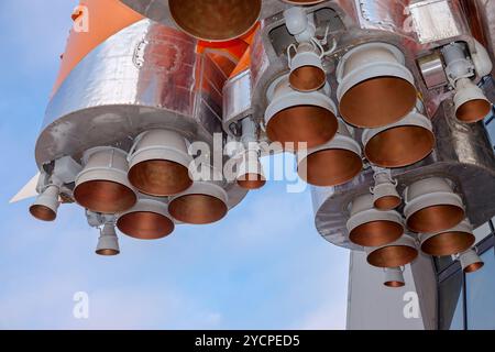 Details des Raum-Triebwerk über blauen Himmelshintergrund Stockfoto