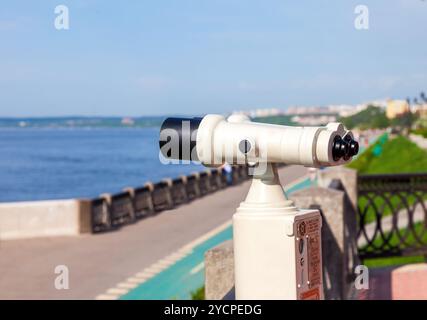 SAMARA, RUSSLAND - 17. MAI 2014: Münzfernglas am Ufer der Wolga in Samara. Samara ist eine der größten Städte Russlands Stockfoto