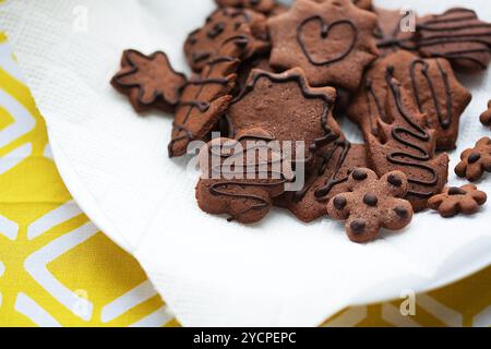 Gemischte Cookies auf einem weißen Teller Stockfoto