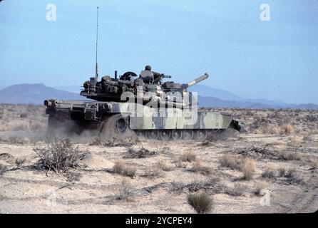Fort Irwin, CA. USA. Mai 1991. Das Fort Irwin National Training Center (Fort Irwin NTC) ist ein wichtiges Trainingsgebiet für das US-Militär in der Mojave-Wüste im Norden des San Bernardino County, Kalifornien. Fort Irwin liegt auf einer durchschnittlichen Höhe von 2.454 ft (748 m) und liegt 37 mi (60 km) nordöstlich von Barstow in den Calico Mountains. Das National Training Center ist Teil des US Army Forces Command (FORSCOM). Die gegnerische Streitmacht im National Training Center ist das 11. Gepanzerte Kavallerie-Regiment, die Blackhorse Cavalry, die auf der Basis stationiert sind, um eine gegnerische Streitmacht zu bilden Stockfoto