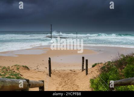 Mona Vale Rockpool in einer 3 Meter hohen Schwelle Stockfoto