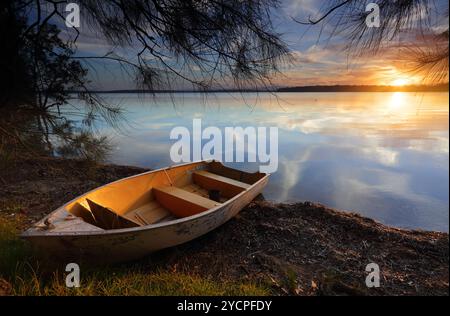 Sie treiben zu neuen Ufern, wenn die Sonne an einem anderen Tag untergeht Stockfoto