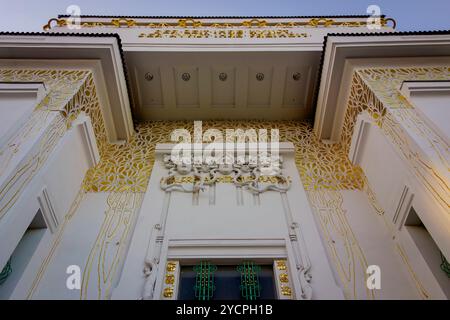 Das Sezessionsgebäude in Vianna in Österreich. Das Gebäude wurde 1898 von Joseph Maria Olbrich fertiggestellt und zeigt den Beethoven-Frieze von Gustav Klimt. Das Gebäude ist ein Paradebeispiel des Jugendstils und ein Manifest der Wiener Sezessionsbewegung. Stockfoto