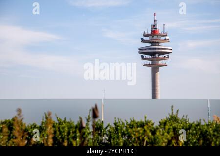 Der 1975 fertiggestellte Funkturm Wien-Arsenal der A1 Telekom Austria (auch Arsenalturm, Fernmeldeturm Wien-Arsenal, Funkverbindungsturm Arsenal, kurz RiFu Arsenal, Postturm oder einfach Alfred) ist ein 155 Meter hoher freistehender Turm mit Stahlbetonschacht im 3. Wiener Gemeindebezirk Stockfoto