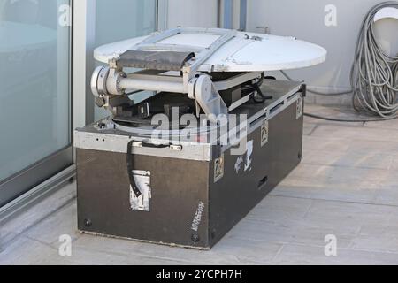 Tragbare zusammenklappbar Mobile Satellitenschüssel mit Mikrowelle Fernsehen Link Stockfoto