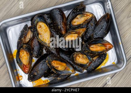 Blick von oben auf Butterbrot mit Muscheln, die auf einem Tablett serviert werden Stockfoto