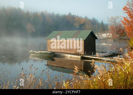 Nebeliger Herbstmorgen am Cranberry Lake in den Adirondack Mountains, New York Stockfoto