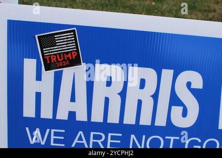 Trump 2024 Aufkleber auf einer Kamala Harris Kampagne in Morton Grove, Illinois Stockfoto