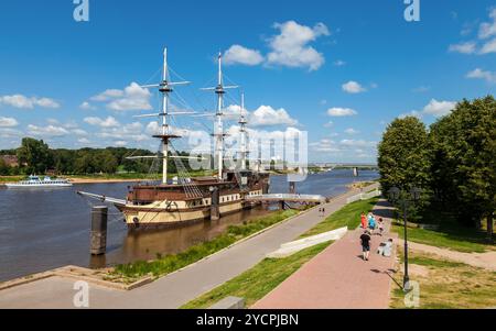 Altes Segelschiff auf Wolhov in Nowgorod, Russland Stockfoto