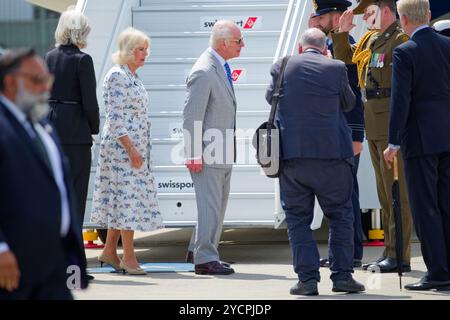 Sydney, Australien. Oktober 2024. Königin Camilla und König Karl III. Erhalten einen Gruß von Militärpersonal während der offiziellen Abreise von Königin Camilla und König Karl III. Vom Flughafen Sydney am 23. Oktober 2024 in Sydney, Australien Credit: IOIO IMAGES/Alamy Live News Stockfoto