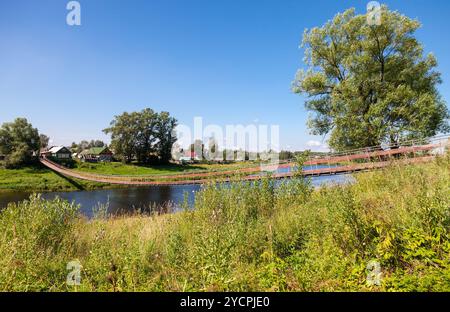 Hängebrücke über den Fluss Msta, Nowgorod, Russland Stockfoto