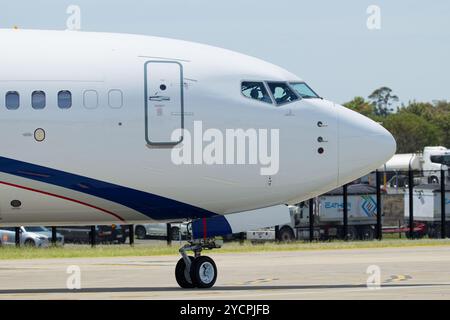 Sydney, Australien. Oktober 2024. Das Flugzeug der Majesties beginnt mit dem Taxi zur Start- und Landebahn während der offiziellen Abfahrt von Königin Camilla und König Karl III. Am 23. Oktober 2024 in Sydney, Australien. Quelle: IOIO IMAGES/Alamy Live News Stockfoto