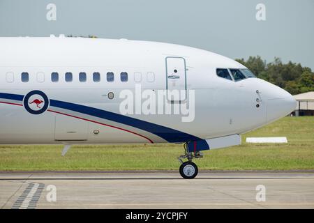 Sydney, Australien. Oktober 2024. Das Flugzeug der Majesties beginnt mit dem Taxi zur Start- und Landebahn während der offiziellen Abfahrt von Königin Camilla und König Karl III. Am 23. Oktober 2024 in Sydney, Australien. Quelle: IOIO IMAGES/Alamy Live News Stockfoto