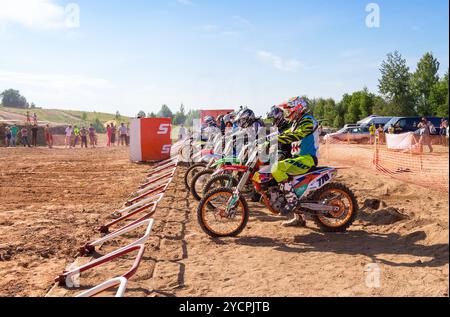 Motocrossers an der Startlinie Rennen warten starten Stockfoto