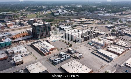 Tulsa, Oklahoma, USA - 25. Juni 2023: Die Nachmittagssonne scheint auf die historischen Gebäude der Innenstadt von Tulsa. Stockfoto