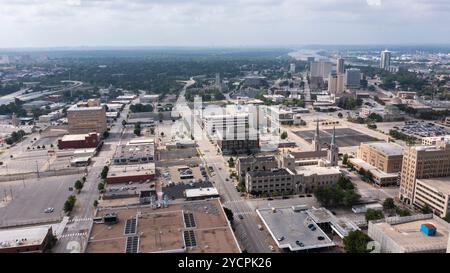 Tulsa, Oklahoma, USA - 25. Juni 2023: Die Nachmittagssonne scheint auf die historischen Gebäude der Innenstadt von Tulsa. Stockfoto