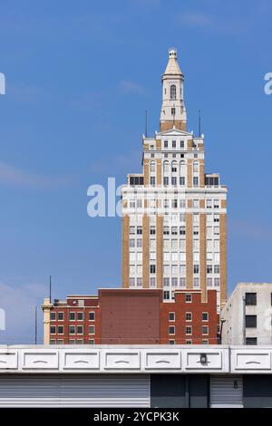 Tulsa, Oklahoma, USA - 25. Juni 2023: Die Nachmittagssonne scheint auf die historischen Gebäude der Innenstadt von Tulsa. Stockfoto