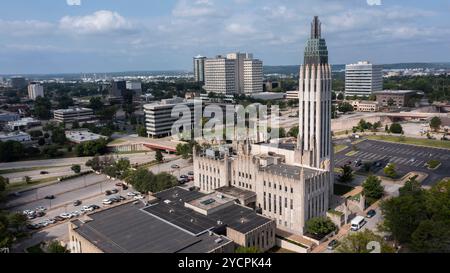 Tulsa, Oklahoma, USA - 25. Juni 2023: Die Nachmittagssonne scheint auf die historischen Gebäude der Innenstadt von Tulsa. Stockfoto