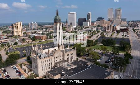 Tulsa, Oklahoma, USA - 25. Juni 2023: Die Nachmittagssonne scheint auf die historischen Gebäude der Innenstadt von Tulsa. Stockfoto