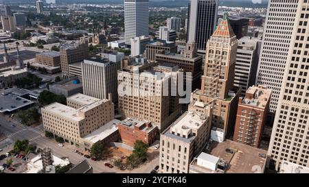 Tulsa, Oklahoma, USA - 25. Juni 2023: Die Nachmittagssonne scheint auf die historischen Gebäude der Innenstadt von Tulsa. Stockfoto