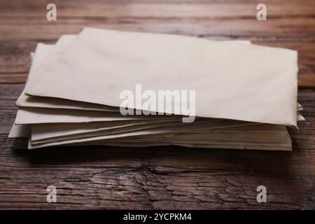 Alte Briefumschläge auf Holztisch, Nahaufnahme Stockfoto