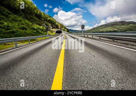 Bergstraße in Norwegen. Der Eingang zum Tunnel. Stockfoto