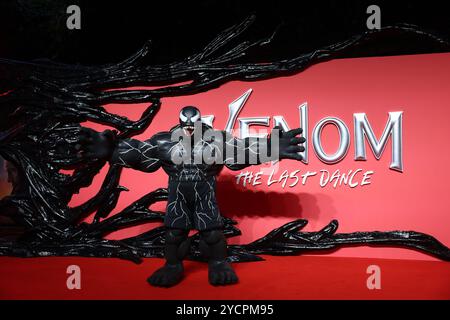 London, Großbritannien. 23. Oktober 2024. Ein Darsteller, der als Venom verkleidet ist, nimmt an der Premiere von The Venom: The Last Dance UK im BFI IMAX in London Teil. Quelle: Isabel Infantes/Alamy Live News Stockfoto