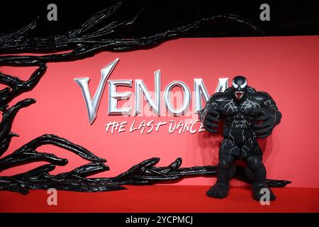 London, Großbritannien. 23. Oktober 2024. Ein Darsteller, der als Venom verkleidet ist, nimmt an der Premiere von The Venom: The Last Dance UK im BFI IMAX in London Teil. Quelle: Isabel Infantes/Alamy Live News Stockfoto