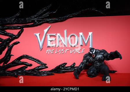 London, Großbritannien. 23. Oktober 2024. Ein Darsteller, der als Venom verkleidet ist, nimmt an der Premiere von The Venom: The Last Dance UK im BFI IMAX in London Teil. Quelle: Isabel Infantes/Alamy Live News Stockfoto