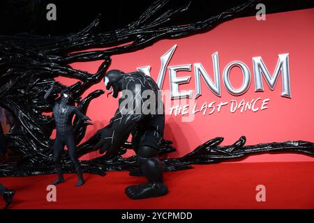 London, Großbritannien. 23. Oktober 2024. Ein Darsteller, der als Venom verkleidet ist, nimmt an der Premiere von The Venom: The Last Dance UK im BFI IMAX in London Teil. Quelle: Isabel Infantes/Alamy Live News Stockfoto