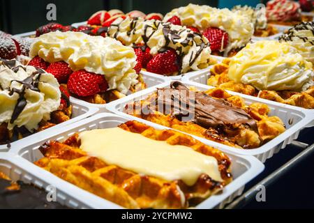 Traditionelle belgische Waffeln, die in der Eckbäckerei verkauft werden Stockfoto