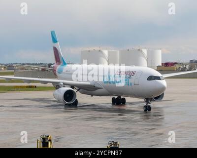 Entdecken Sie Airlines Airbus 330-343 D-AFYQ am internationalen Flughafen Calgary (YYC), Calgary, Alberta, Kanada. Stockfoto