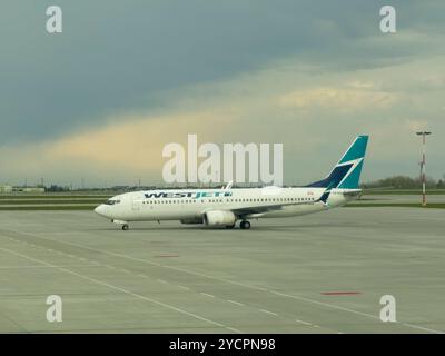 WestJet Boeing 737-8CT C-GKWA am internationalen Flughafen Calgary (YYC), Calgary, Alberta, Kanada. Stockfoto