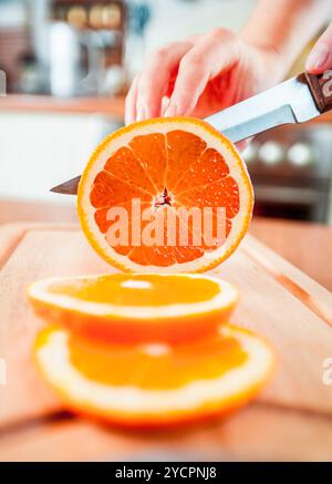 Frauenhand schneiden orange Stockfoto