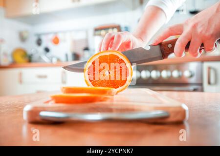 Frauenhand schneiden orange Stockfoto