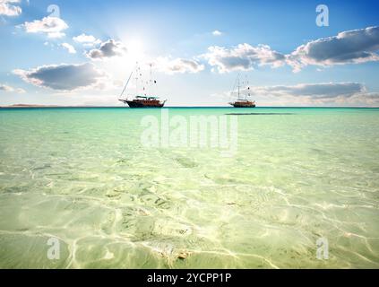 Zwei Segelboote im Meer Stockfoto