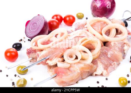 ungekocht rohes Stück Huhn am Spieß mit dem Dienst am Gewürze auf weißem Hintergrund Stockfoto