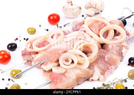 ungekocht rohes Stück Huhn am Spieß mit dem Dienst am Gewürze auf weißem Hintergrund Stockfoto