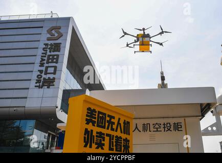 Peking, chinesische Provinz Guangdong. Oktober 2024. Eine Drohne liefert am 23. Oktober 2024 im Hafen von Futian in Shenzhen, südchinesischer Provinz Guangdong. Am Mittwoch wurde hier offiziell eine Drohnenauslieferungsroute in Betrieb genommen, die die erste reguläre Route im Hafengebiet ist. Kunden erhalten ihre Waren in nur 10 Minuten nach der Bestellung. Personen, die zwischen Hongkong und Shenzhen pendeln, können die Zustelldienste in der Nähe des Grenzübergangs nutzen. Quelle: Mao Siqian/Xinhua/Alamy Live News Stockfoto