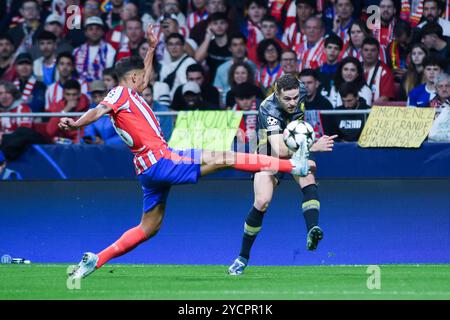 Madrid, Spanien. Oktober 2024. Nahuel Molina (L) von Atletico Madrid streitet am 23. Oktober 2024 mit Gabriel Gudmundsson in Madrid, Spanien, während des Champions-League-Fußballspiels zwischen Atletico de Madrid und Lille LOSC. Gustavo Valiente/Xinhua/Alamy Live News Stockfoto