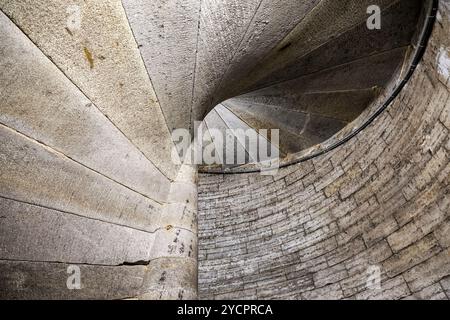 Detail einer steinernen Wendeltreppe in einem alten Schloss Stockfoto