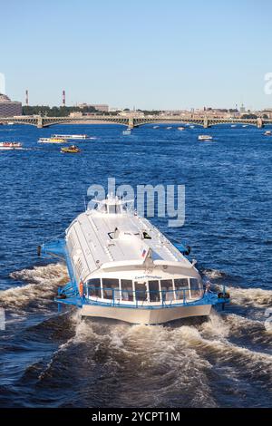 Flusskreuzfahrtschiff, das auf der Neva in St. Petersburg, Russland, segelt Stockfoto