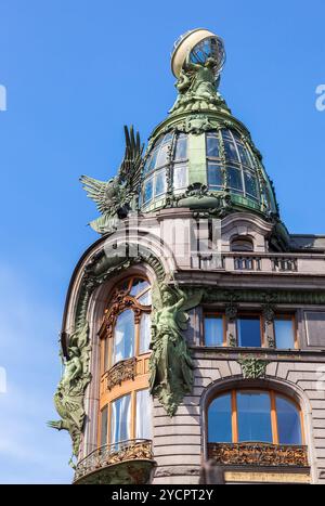 Nahaufnahme des Zinger-Hauses auf dem Newski-Prospekt im historischen Zentrum von St. Petersburg, Russland Stockfoto