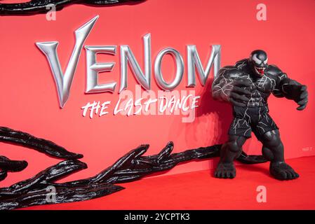 London, Großbritannien. Oktober 2024. Ein Cosplayer im Venom Kostüm nimmt an der britischen Premiere von „Venom: The Last Dance“ im BFI IMAX Teil. Quelle: SOPA Images Limited/Alamy Live News Stockfoto